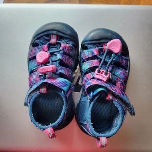 Toddler keens, size 8